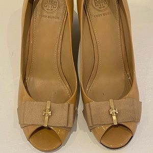 Nude patent Tory Burch wedge with bow size 7